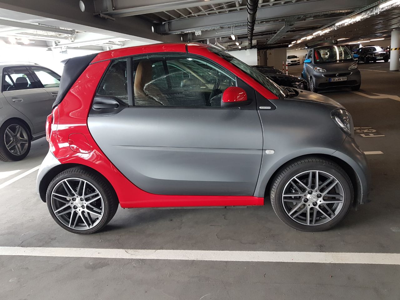 Brabus mit roter Folierung