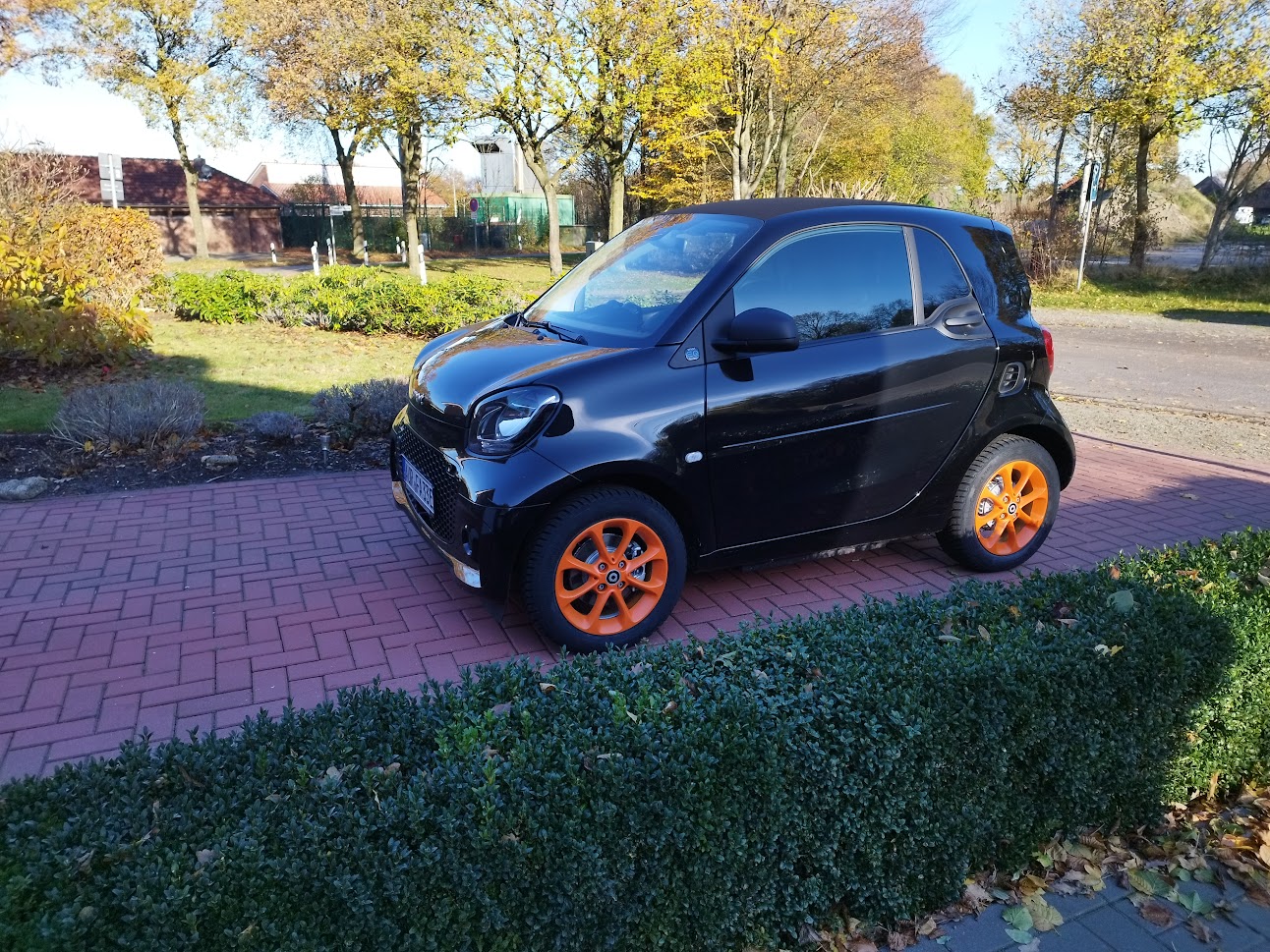 Mein smart im Halbschatten, aber ich wollte hauptsächlich die orangen Felgen zeigen