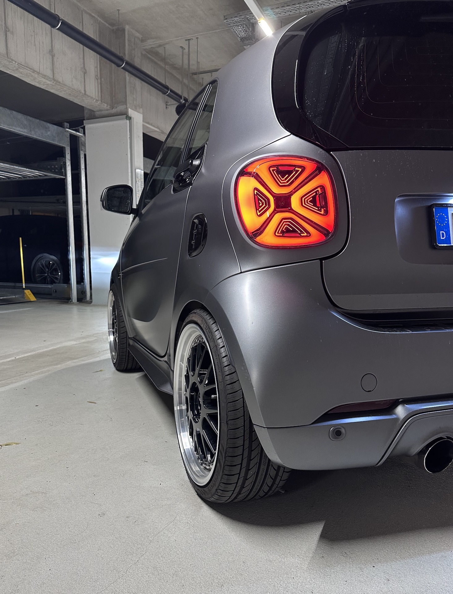 Titania Grau ForTwo mit CSR Aero, Bilstein Fahrwerk und 18 Zoll TEC Felgen