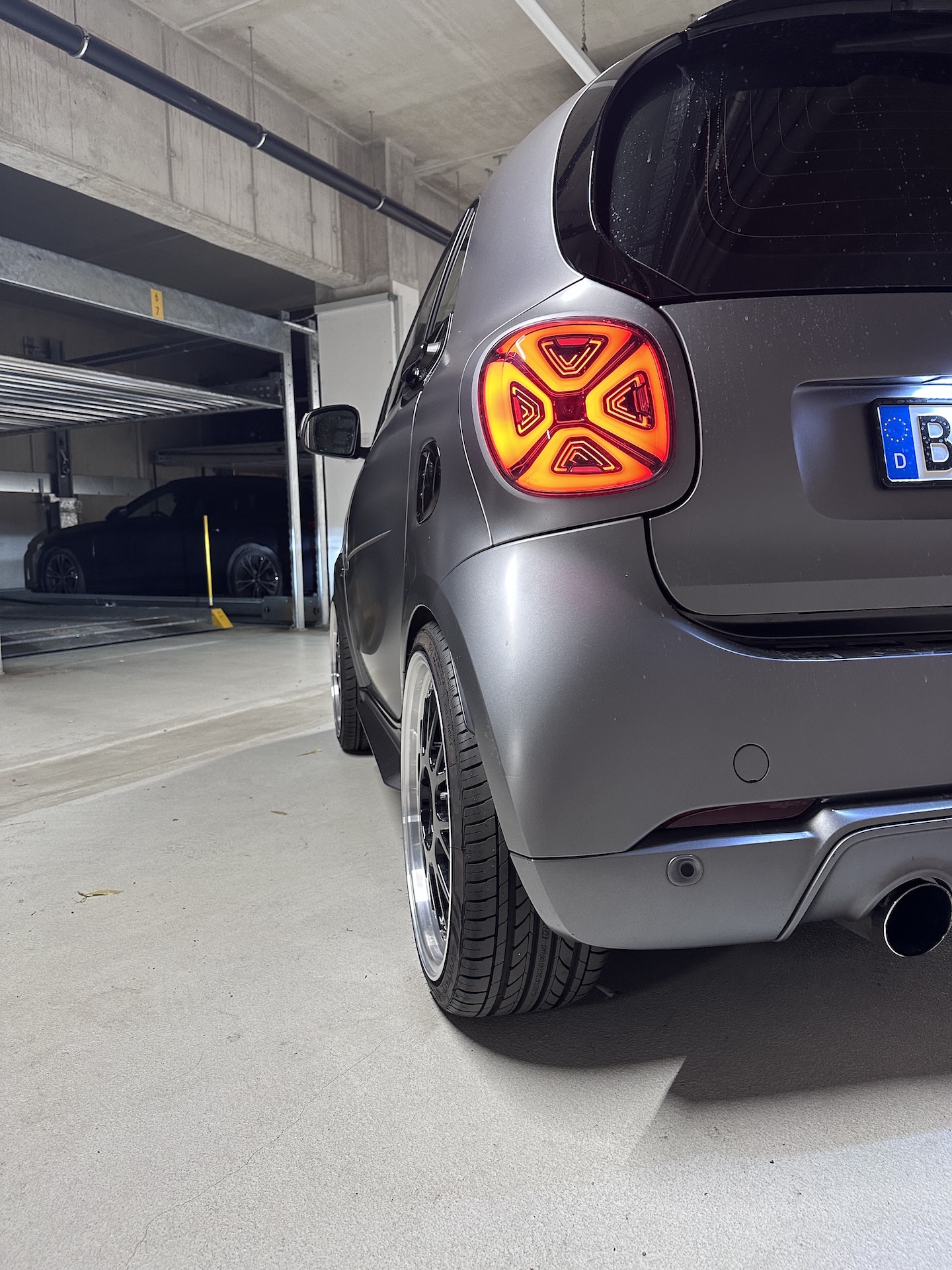 Titania Grau ForTwo mit CSR Aero, Bilstein Fahrwerk und 18 Zoll TEC Felgen