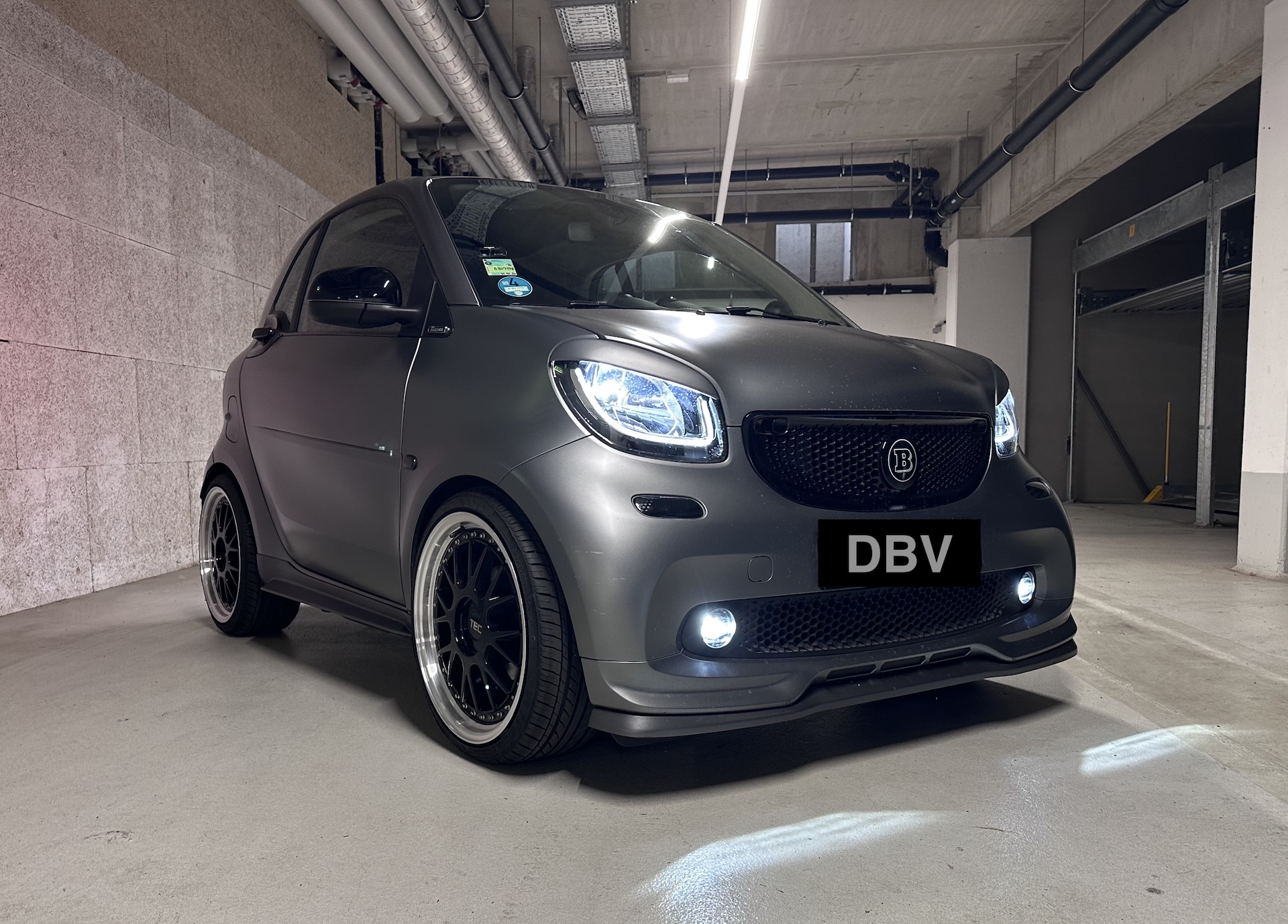 Titania Grau ForTwo mit CSR Aero, Bilstein Fahrwerk und 18 Zoll TEC Felgen