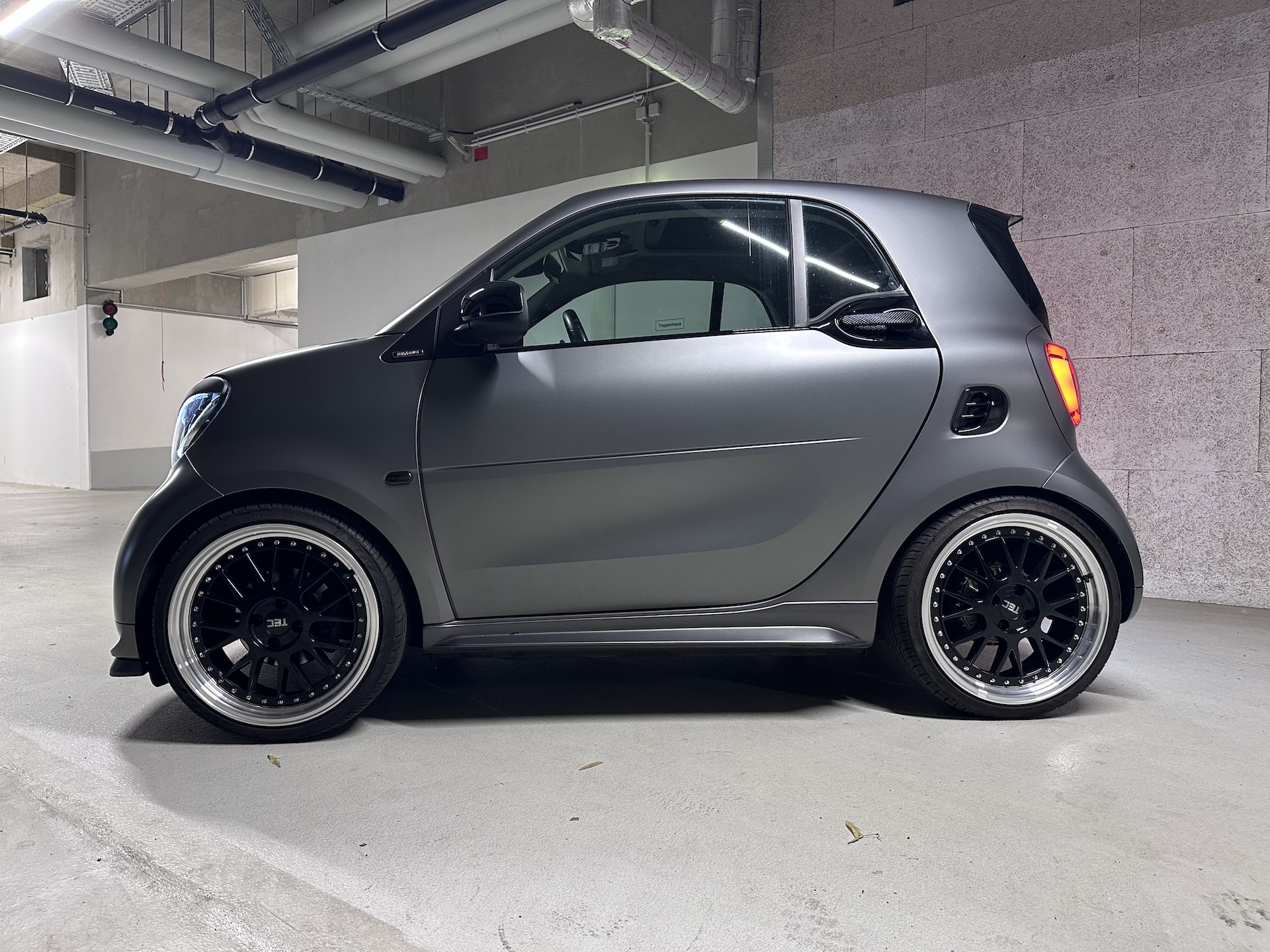 Titania Grau ForTwo mit CSR Aero, Bilstein Fahrwerk und 18 Zoll TEC Felgen