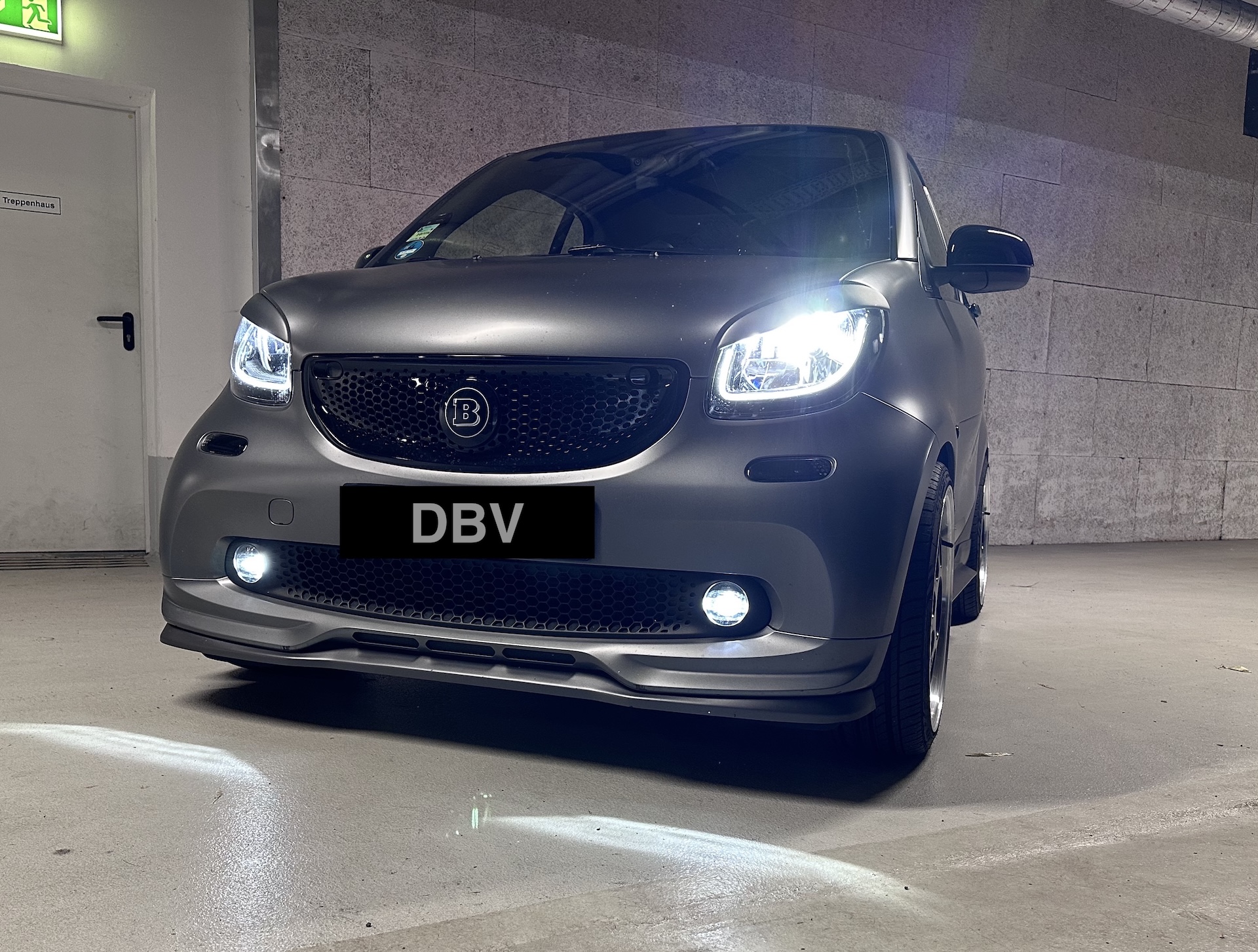 Titania Grau ForTwo mit CSR Aero, Bilstein Fahrwerk und 18 Zoll TEC Felgen
