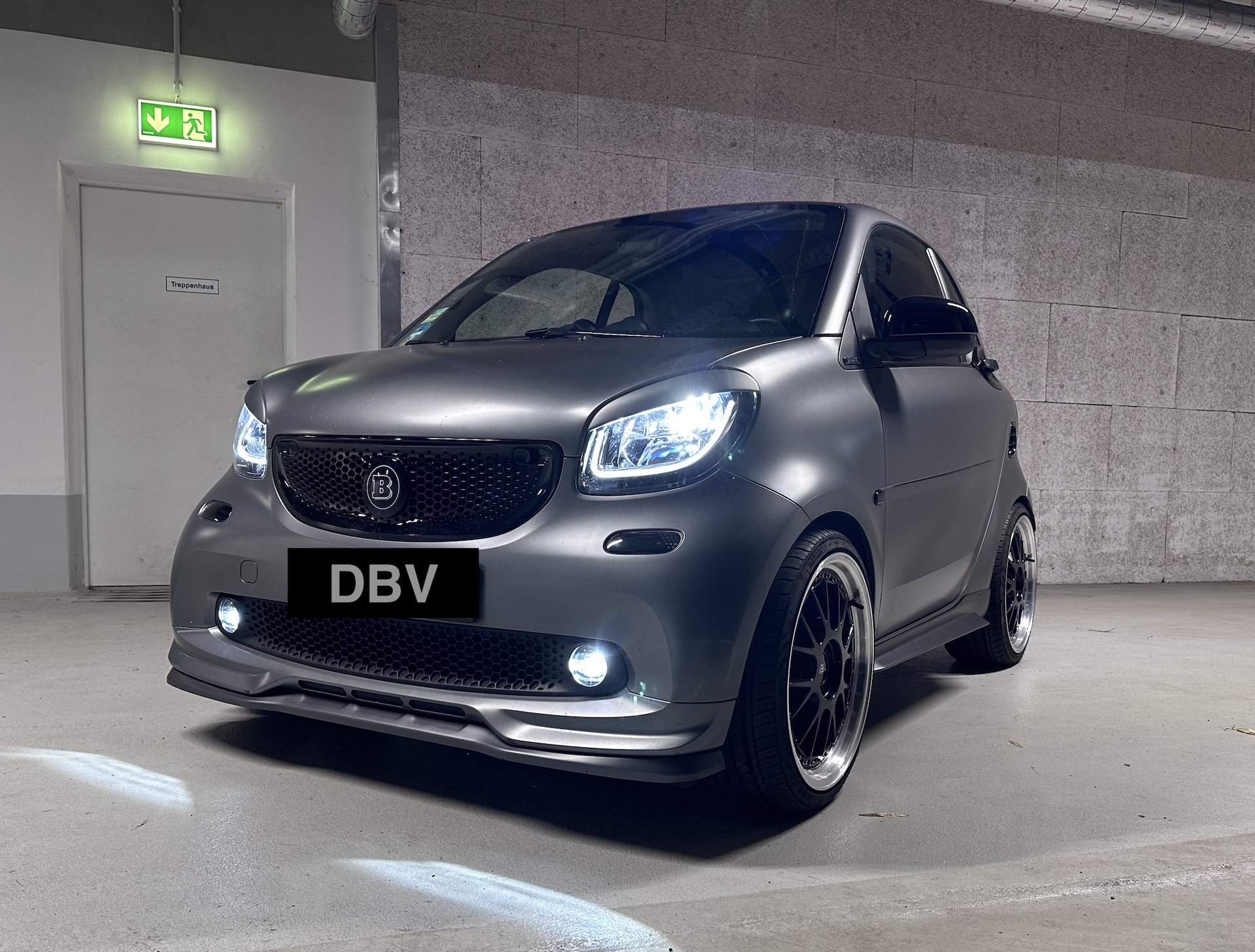Titania Grau ForTwo mit CSR Aero, Bilstein Fahrwerk und 18 Zoll TEC Felgen
