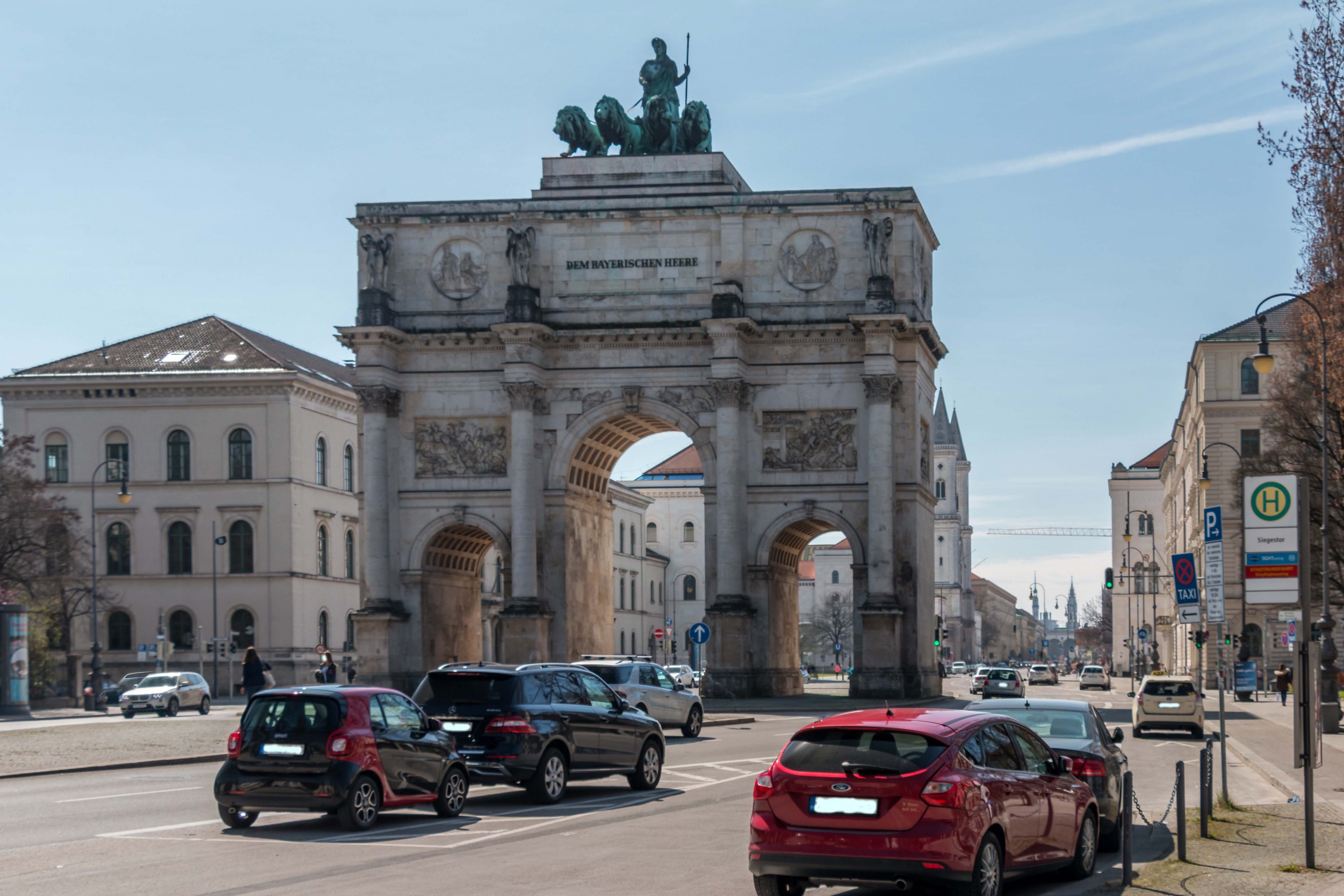 Kleines Auto in der großen Stadt